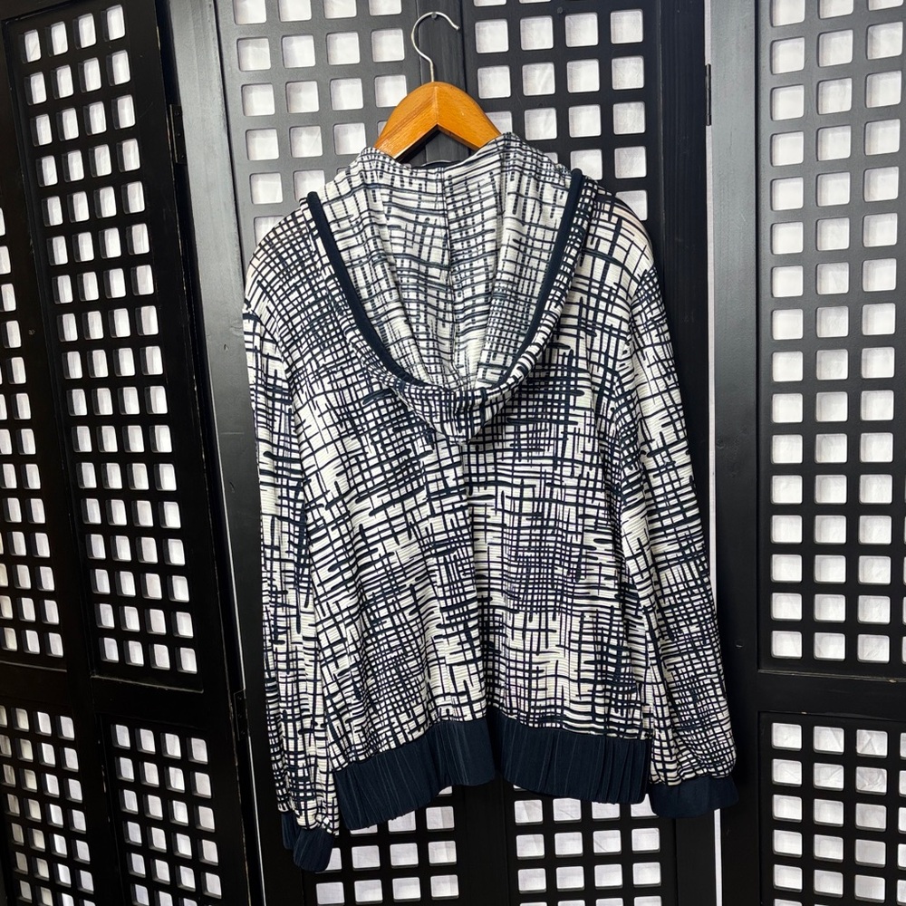 💙 Chico’s Geometric Navy & White Zip Hoodie Jacket Stretch Women’s Size 3 💙 - Picture 8 of 13